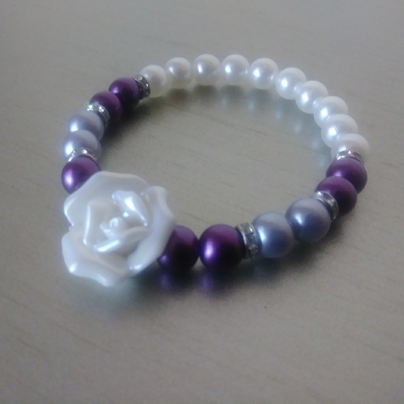 Handmade rose and faux pearls bracelet - Picture 2 of 3